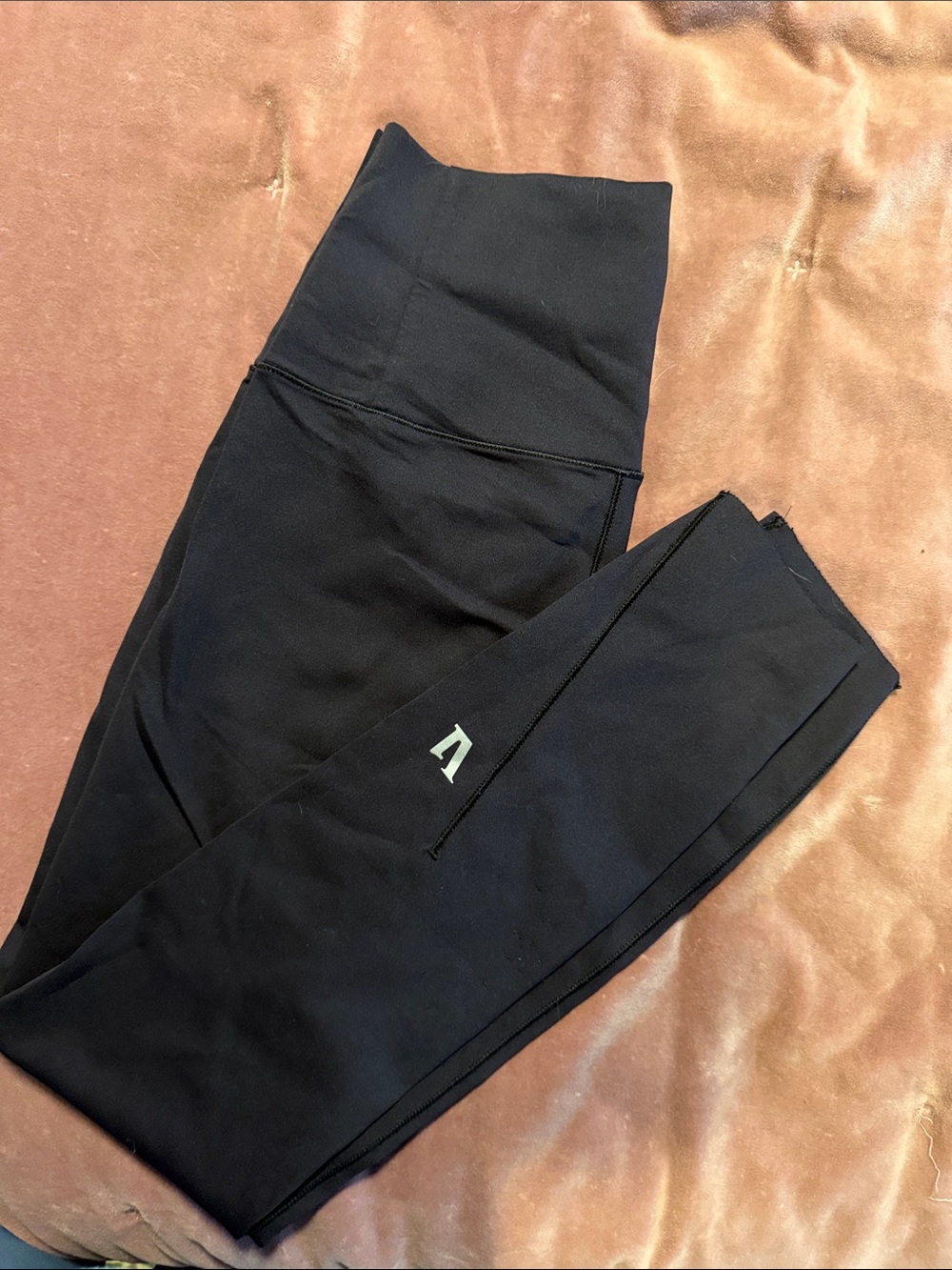 Vuori Black High-Rise Performance Leggings with Subtle Reflective Logo